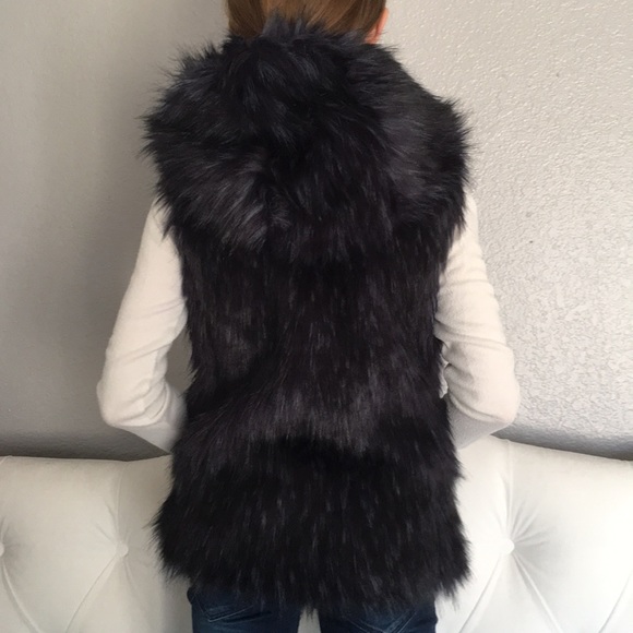 Girls faux fur hooded vest - Picture 3 of 8